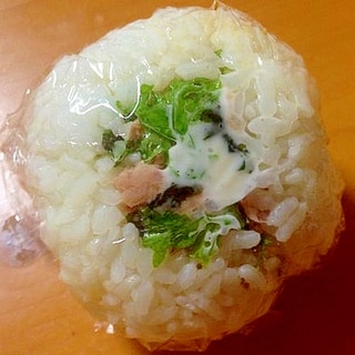 わさび菜とツナマヨと混ぜ込みわかめ・鮭のおにぎり